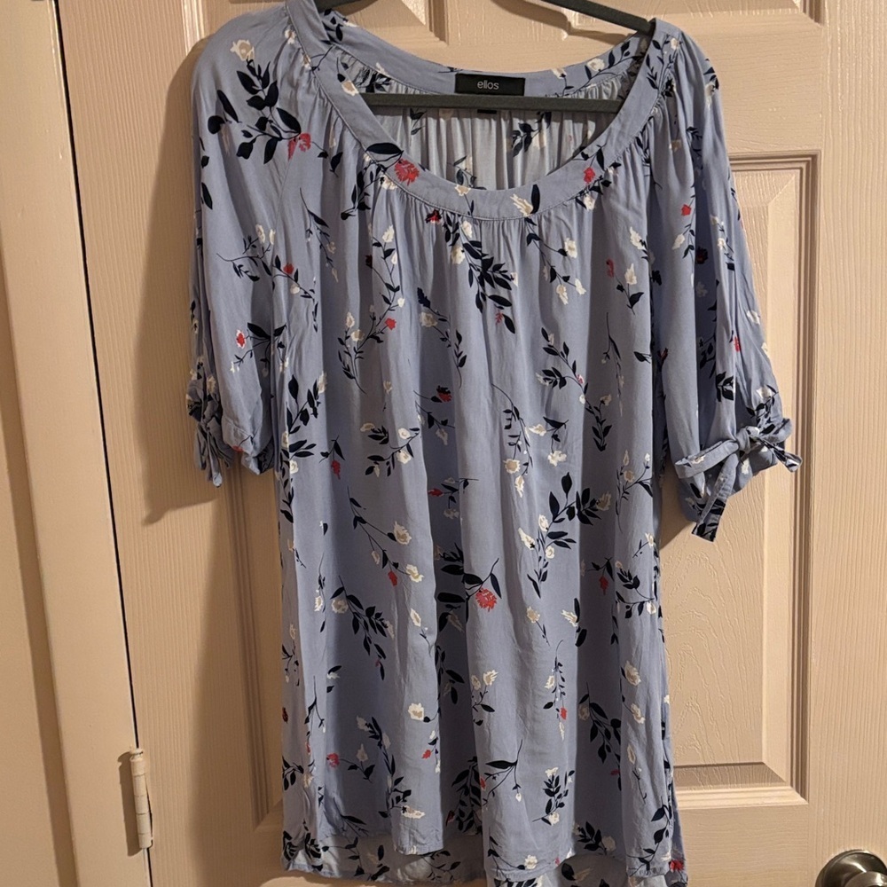 Ellis  Women's Light Blue Floral Blouse